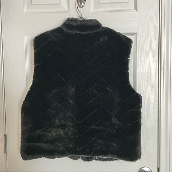 Preston & York black Faux Fur Vest - Picture 2 of 6